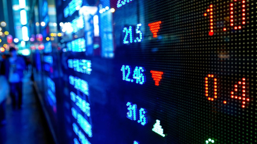 Markets treading water after mixed company earnings